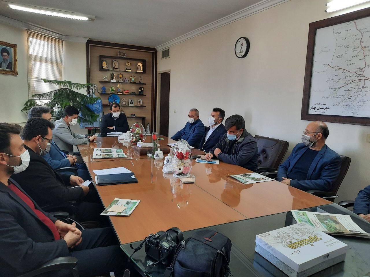 دیدار جمعی از نخبگان سیاسی اجتماعی شهر بهار با فرماندار شهرستان بهار