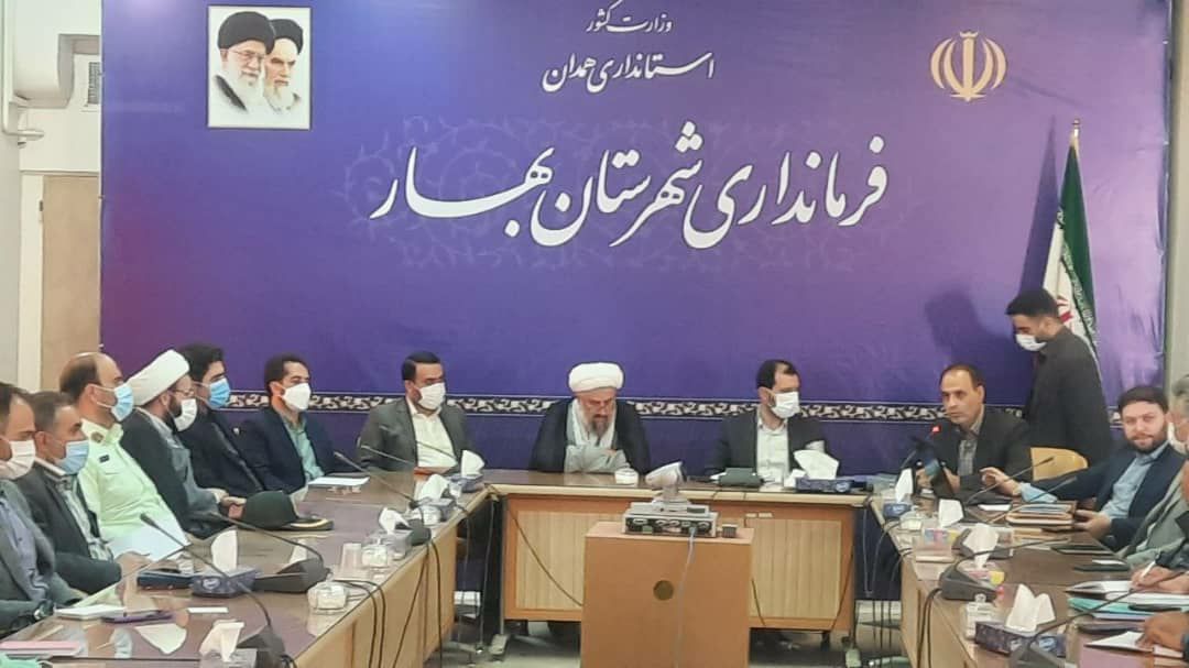 اهدا حکم انتصاب دبیر شورای روابط عمومی های شهرستان بهار به مدیر روابط عمومی برق بهار