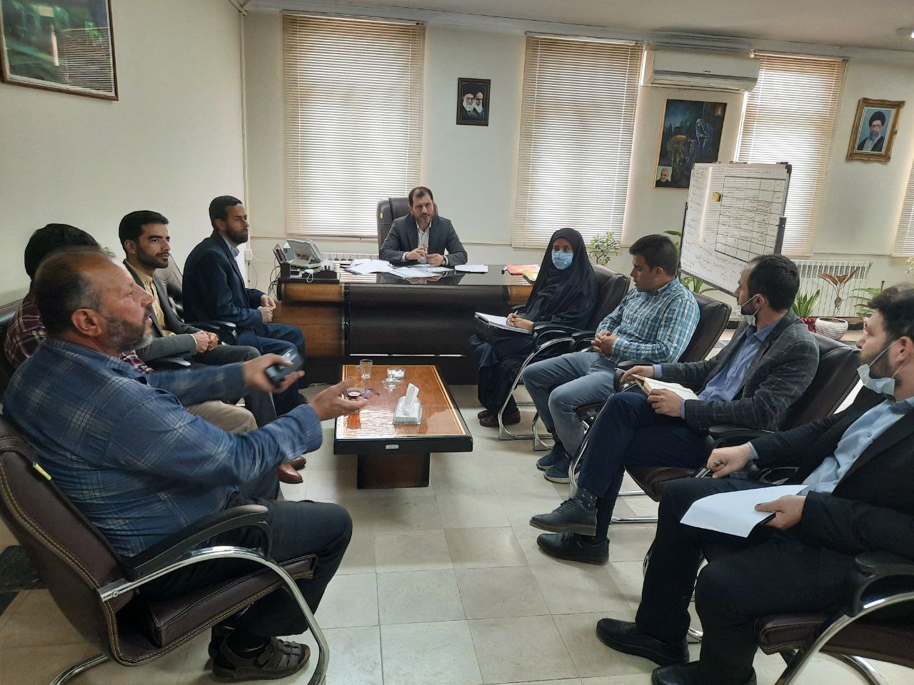 نشست دهیار، اعضای شورا و تعدادی از اهالی روستای حسام آباد با فرماندار و طرح مشکلات