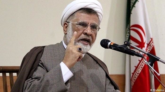 زنی که در خیابان راه می رود مشکل مملکت نیست/ آبروی ایران را در دنیا می برید