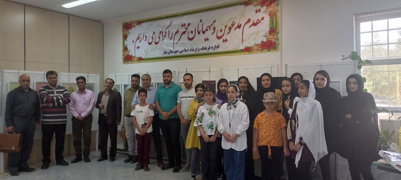 آثار هنرجویان موسسه خاطرات مداد رنگی در فرهنگسرای آیت الله بهاری به نمایش گذاشته شد