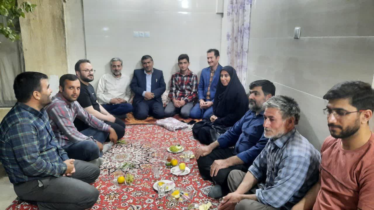 دیدار و دلجویی سرپرست آموزش و پرورش بهار  از خانواده و دانش آموزی که مورد تنبیه معلم قرار گرفته بود