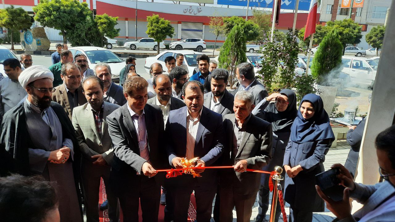 در استان، شهرستان بهار بعنوان مرکزيت بشمار می‌رود و شاهراه ارتباطی غرب به مرکز کشور است