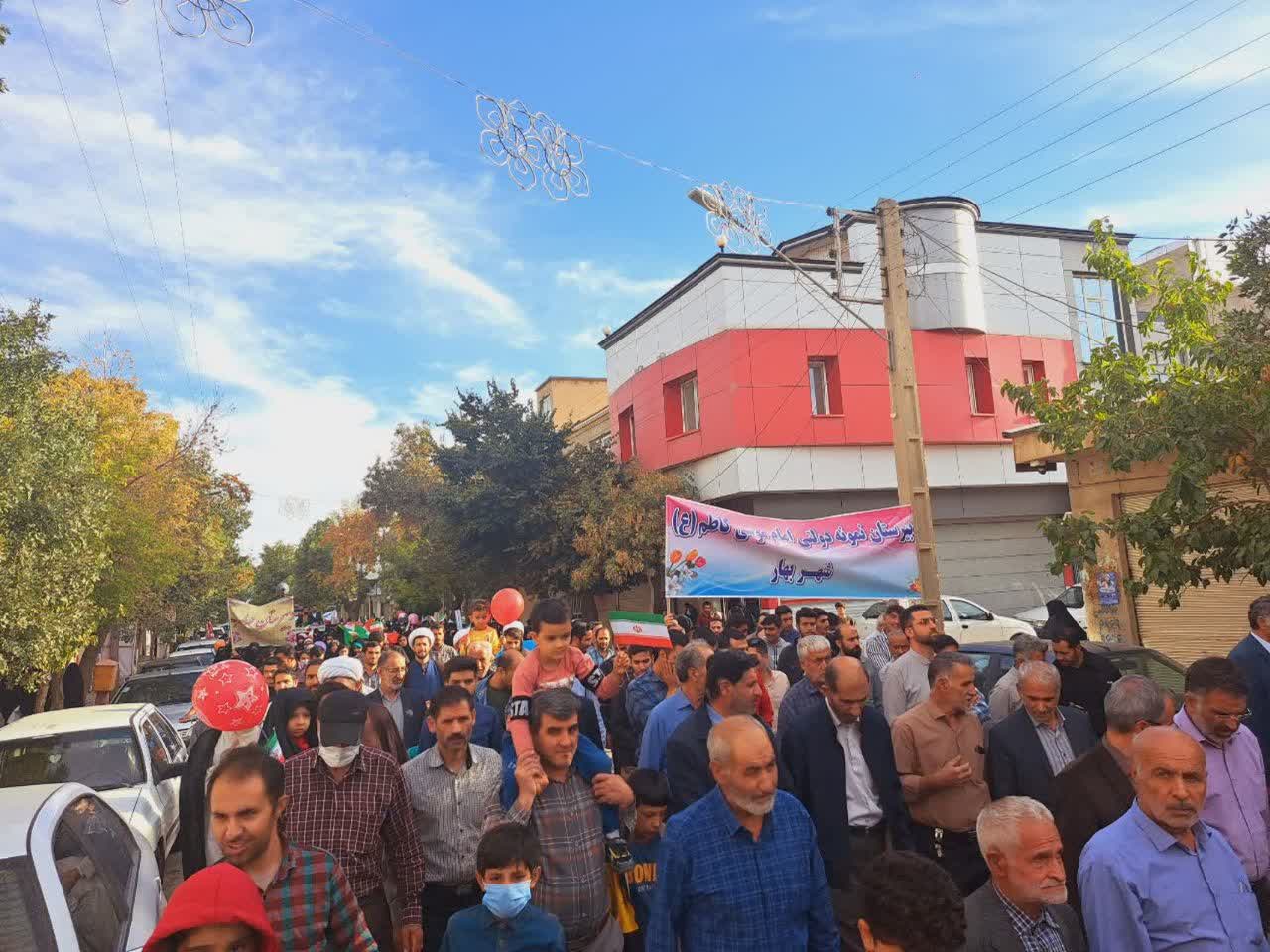 قصد و هدف دشمن از ایجاد فتنه ها تجزیه کردن ایران اسلامی است/والدین نباید فرزندان خود را در فضای مجازی رها کنند