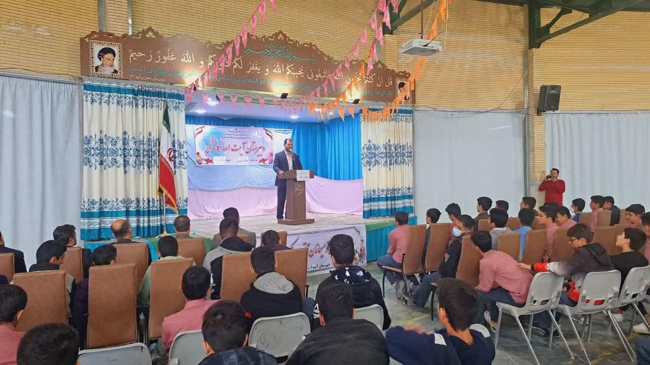 دشمن، ایران را وابسته و ذلیل می خواهد که این آرزو را به گور خواهد برد