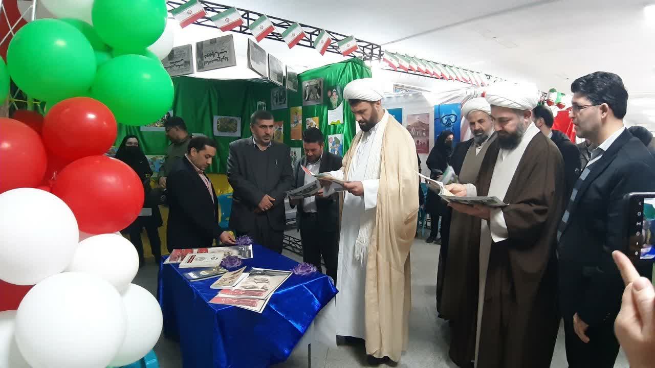 برپایی نمایشگاه "مدرسه انقلاب" در دبیرستان نمونه دولتی حجاب شهر بهار