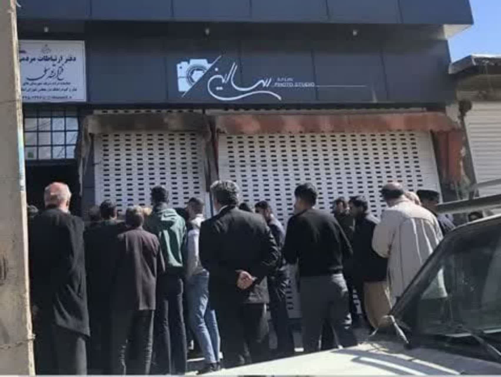 تجمع تعدادی از شهروندان بهاری در مقابل دفتر نماینده مجلس