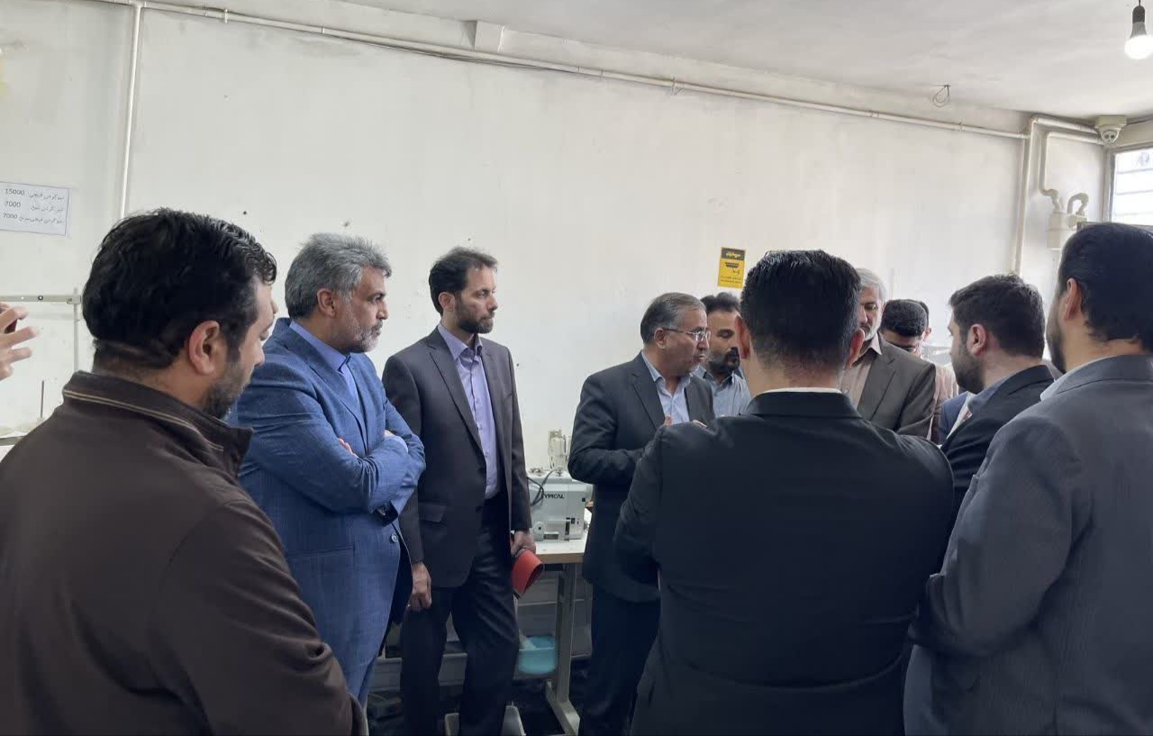 مدیرکل دفتر صنایع پوشاک و منسوجات وزارت صمت از واحد های تولیدی پوشاک شهرستان بهار بازدید کرد