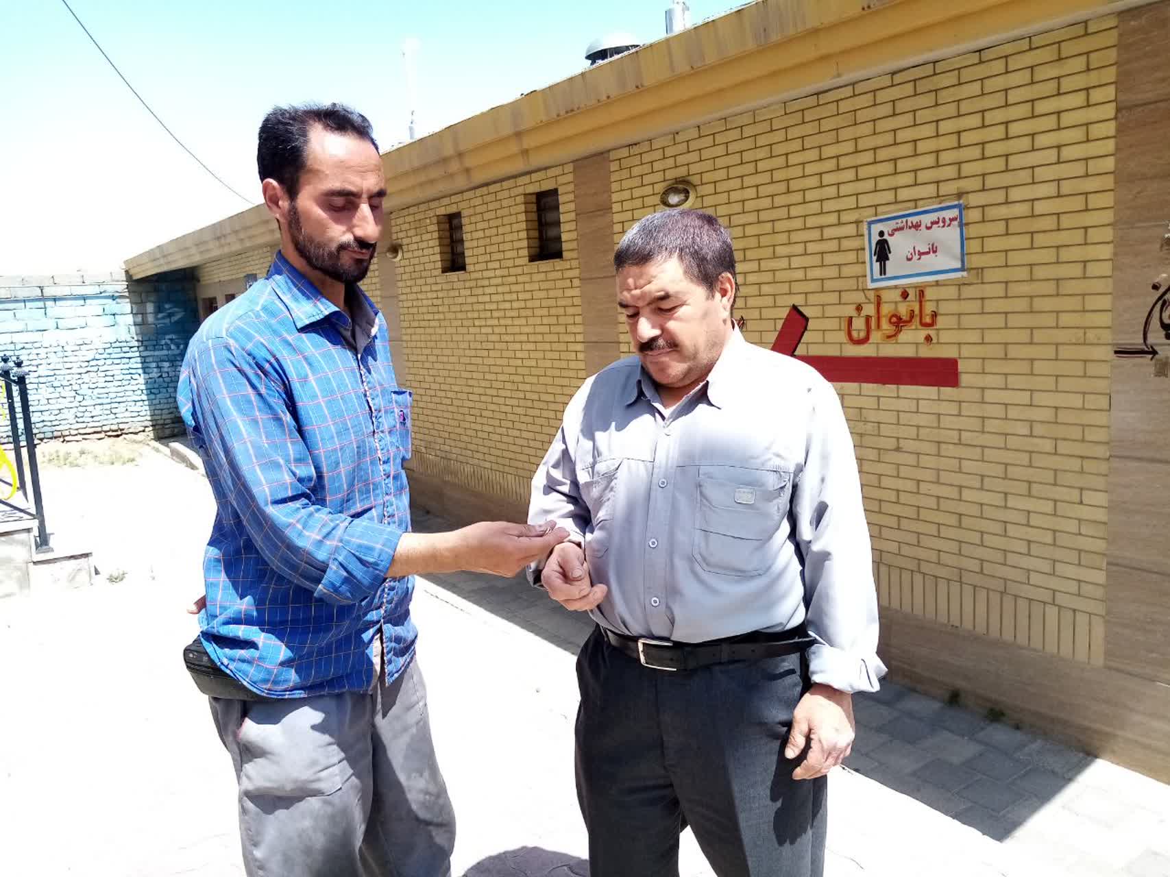پاکبان شهرداری بهار انگشتر طلا را به صاحبش بازگرداند