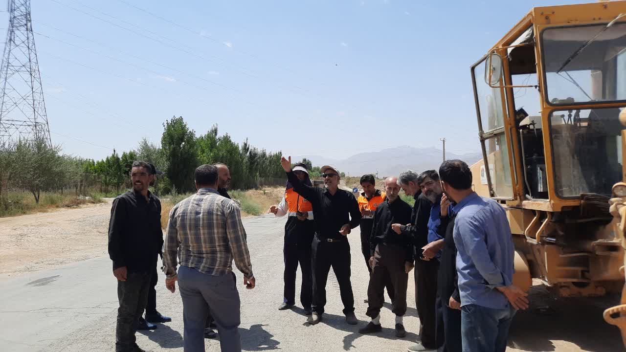 تجمع تعدادی از اهالی روستا مقابل ماشین آلات راهداری به جهت ممانعت از نصب سرعتگیر