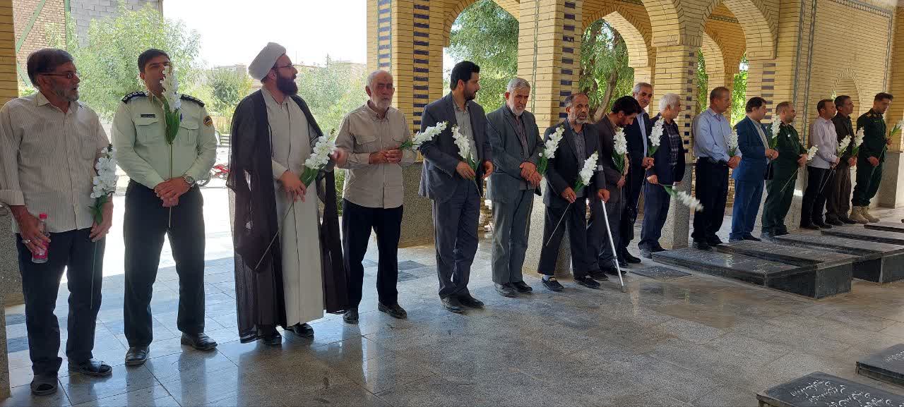 گلزار مطهر شهدای هشت سال دفاع مقدس شهر لالجین به مناسبت گرامیداشت هفته دفاع مقدس غبارروبی، عطر افشانی و گلباران شد