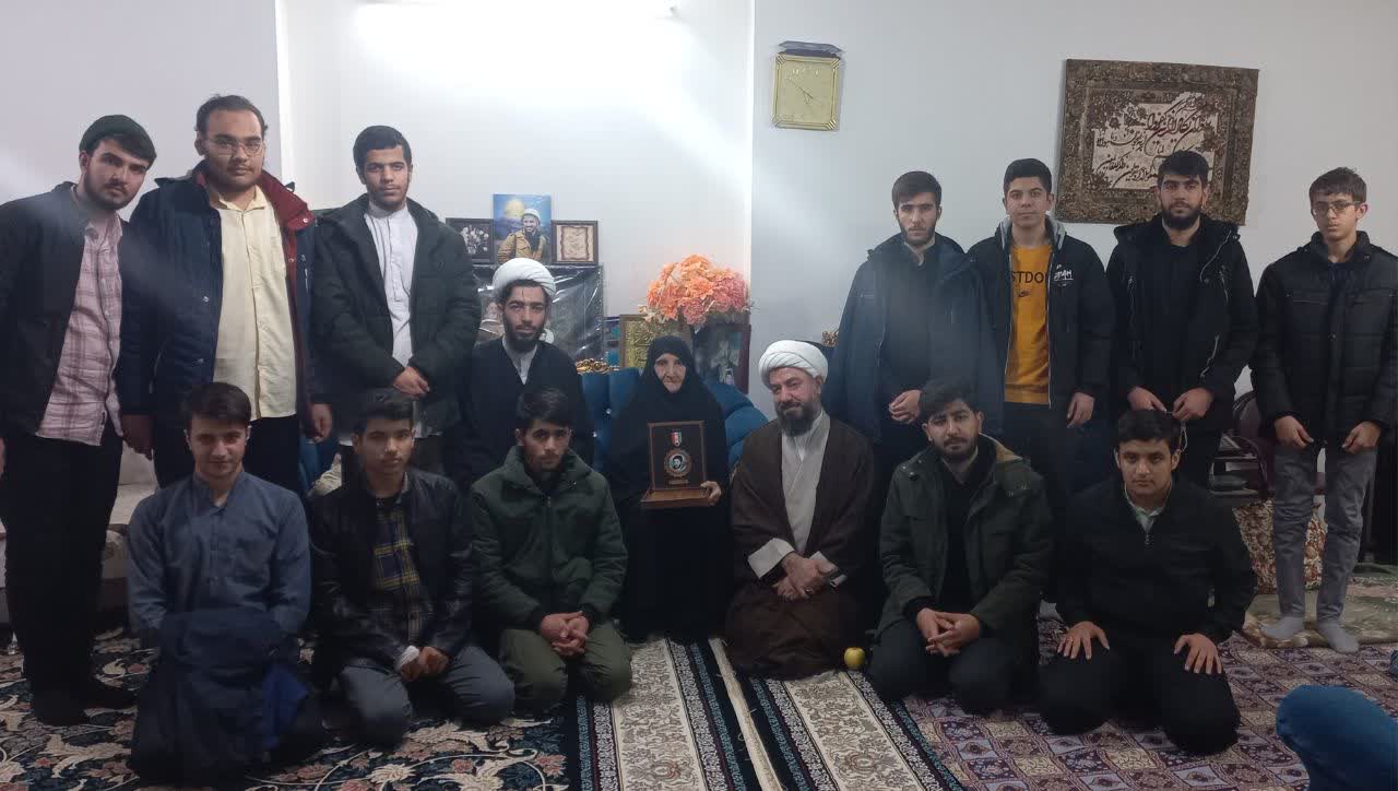 تکریم مقام شامخ مادر شهید حاج محمد رحیمی توسط طلاب حوزه علمیه بهار