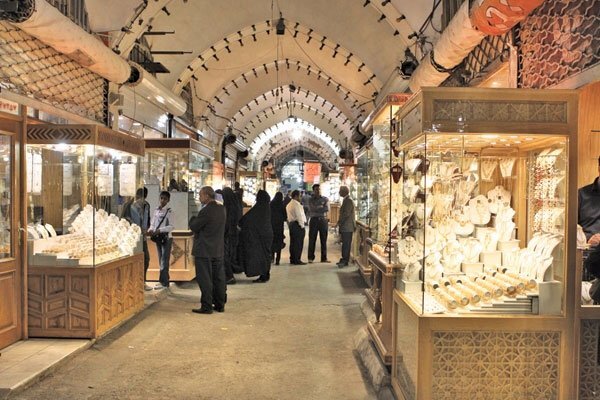 رئیس اتحادیه طلا می‌گوید که در پی تعویق سه ماهه ثبت الکترونیکی سرمایه طلافروشان، آن‌ها مغازه هایشان را باز کرده‌اند