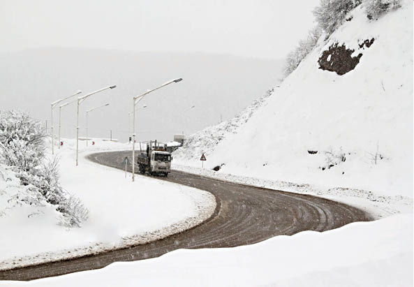 چهار گردنه استان همدان برف‌گیر شد/ رانندگان زنجیر چرخ به همراه داشته باشند