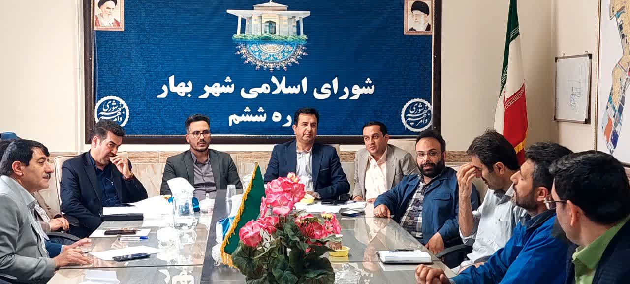 جلسه هماهنگی اجرای پروژه های عمرانی شهر بهار در صحن شورا