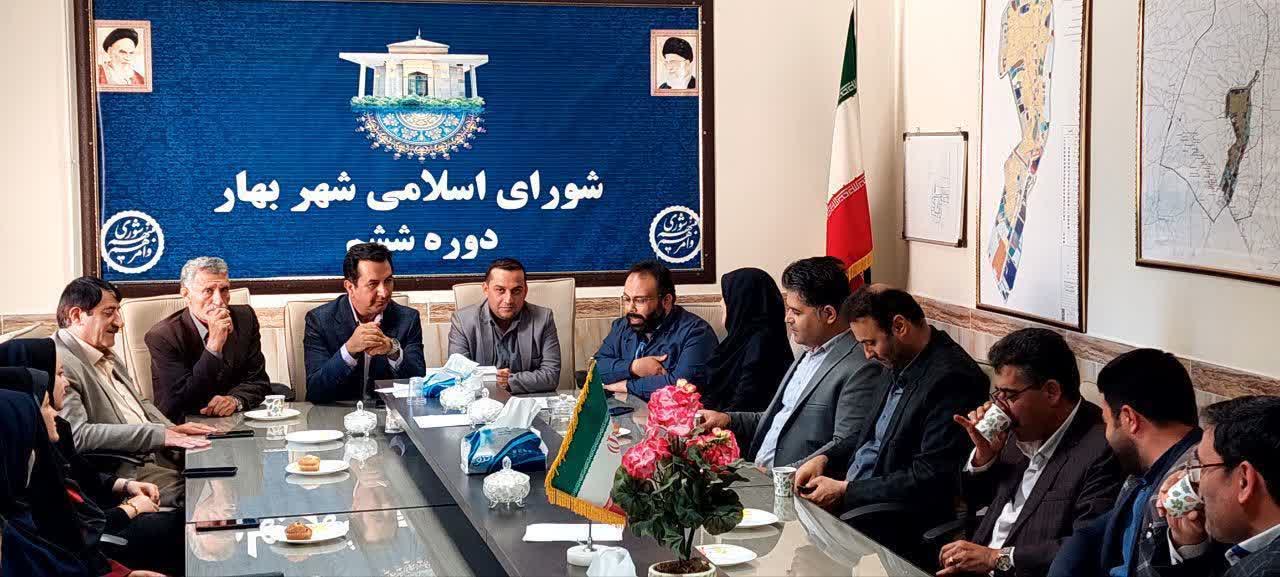 حضور مهندس شاهین فرجی فر شهردار به همراه معاونین و پرسنل زیر مجموعه در صحن شورا و تبریک روز ملی شوراها و تقدیر از اعضای شورای اسلامی شهر بهار