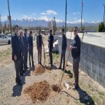 کاشت ۵۰۰ اصله نهال در درب منازل اهالی روستای«بهادر بیگ» در روز طبیعت