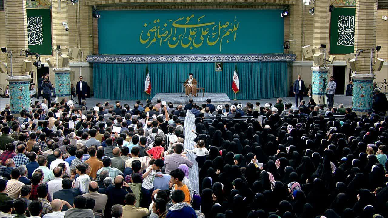 مردم نگران و دلواپس نباشند / همه چیز ان‌شاءالله مرتب، منظم، کارهای کشور پیش می‌رود/ هم امنیت کشور، هم امنیت مرزها، هم بقیه کارهایی که در سطح کشور به وسیله قوه مجریه باید انجام بگیرد، انجام میگیرد