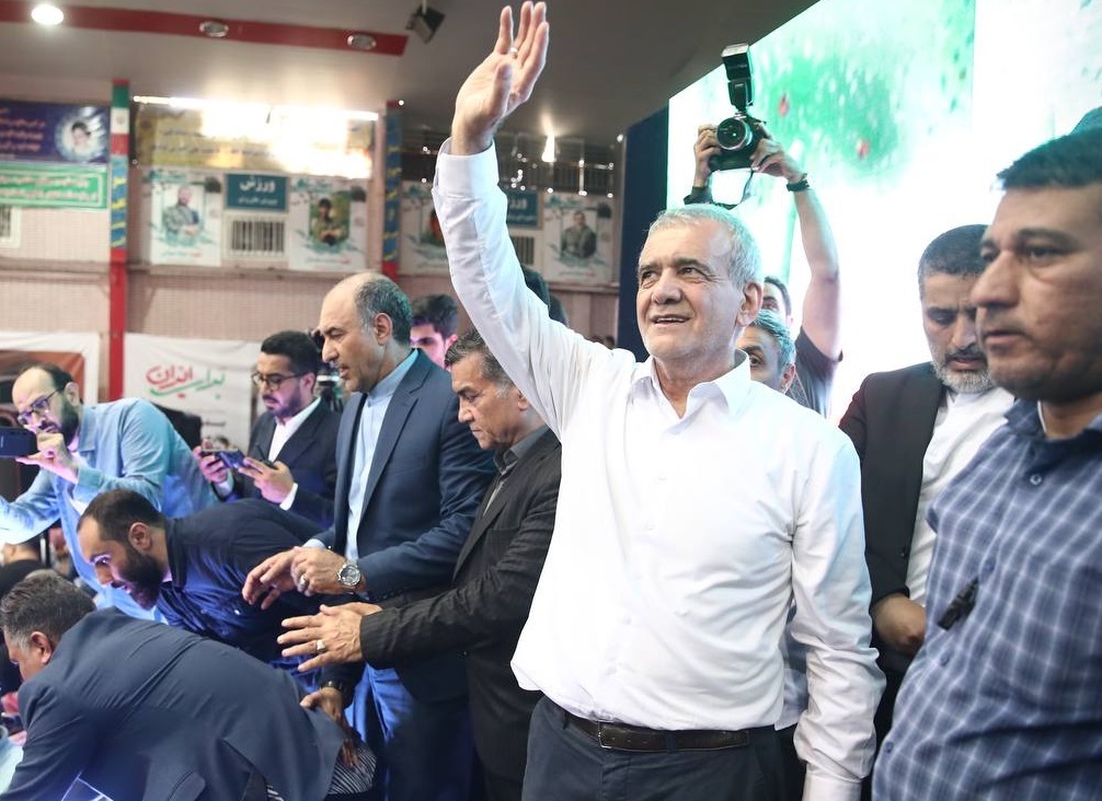 در پی آن هستم که با تفاهم و همکاری همه ارکان حاکمیت، تنش و واگرایی را از نهاد سیاست و حکمرانی دور کنم / من به همه آنان که در این انتخابات نیامدند هم می‌گویم موعد دیدن شما و حرف‌های شماست؛ دولت منتخب و حکومت باید بدانند که چه می‌گویید و چرا نیامدید / من آمده‌ام تا با هم سایه تحریم و تهدید و جنگ را از ایران دور کنیم / اصلاحات را باید به پیش بریم