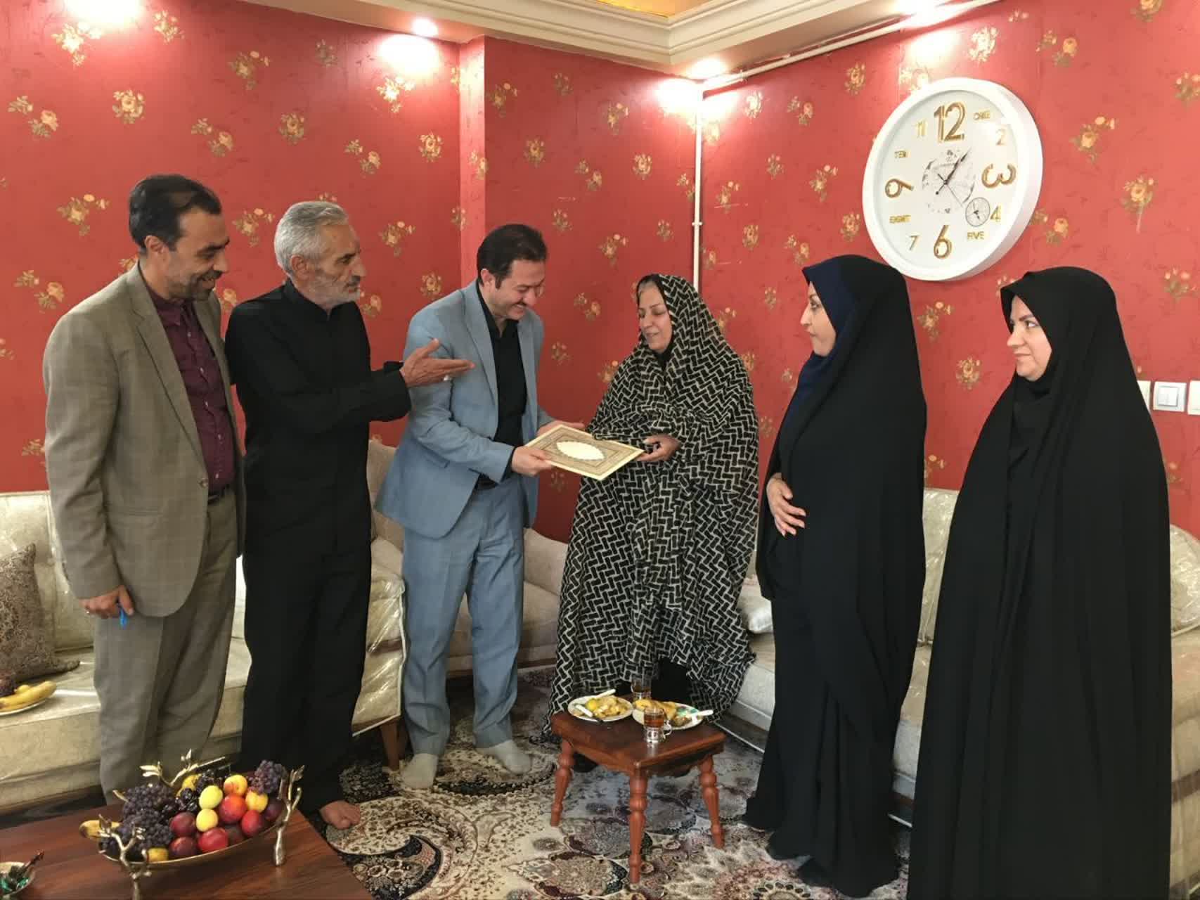 به مناسبت سالگرد بمباران شیمیایی در تیرماه ۱۳۶۶ از خانواده محترم جانباز شیمیایی جناب آقای قهرمان ذبیحی در همدان دیدار و دلجویی گردید