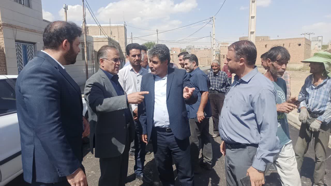 بازدید فرماندار شهرستان بهار از عملیات آسفالت ریزی روستای بهادربیگ از توابع بخش صالح آباد