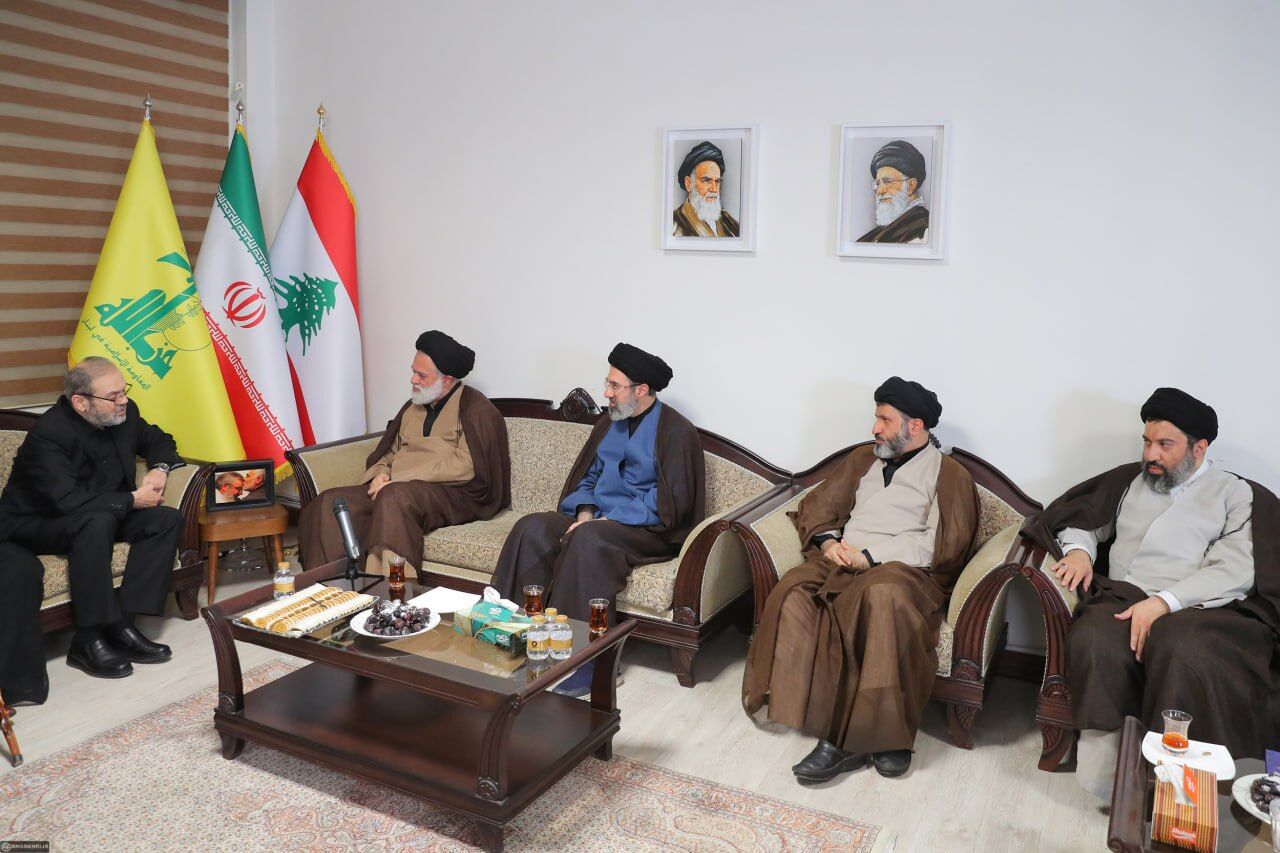 حضور جمعی فرزندان حضرت آیت‌الله خامنه‌ای در دفتر حزب‌الله لبنان در تهران 