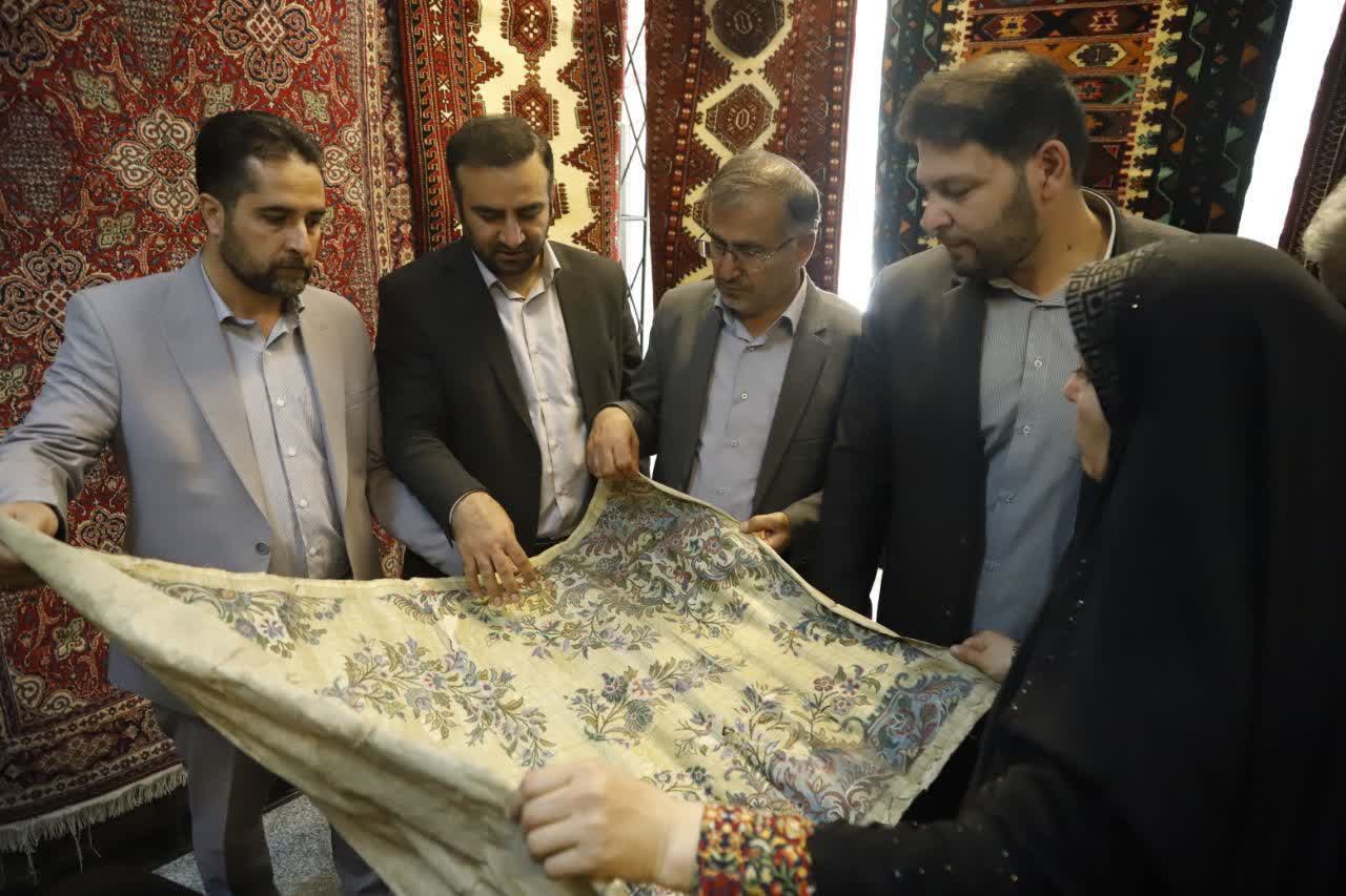 با نمایش فرش در ارتقای توانایی و‌ افزایش اعتبارات بازار فروش این هنر تأثیر گذار باشیم