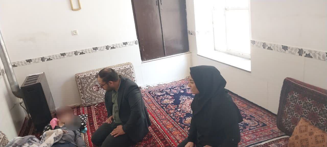 بازدید رئیس بهزیستی شهرستان بهار از خانواده ی معلول قطع نخاعی
