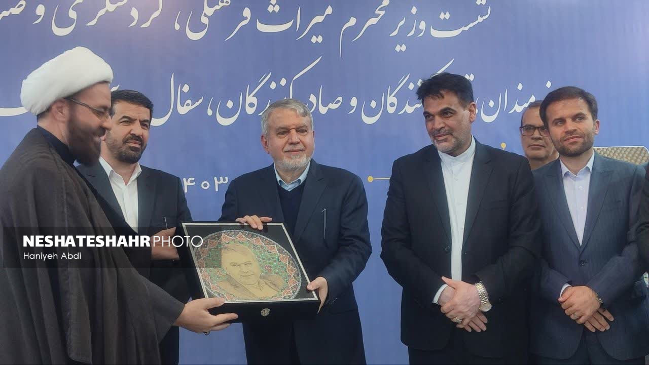لالجین دیار کیمیاگران خاک و شهر هنرمندان کیمیاگر است/ شهر مردان و زنان سخت‌کوش است/ لالجین باید در جغرافیای ایران تکثیر شود این شهر فراتر از خاک و گل است و هنرمندان این شهر به خاک روح می‌دمند/ در صددیم با تشکیل میز تخصصی صنایع دستی در وزارتخانه، چالش صادرات صنایع دستی حل شود.