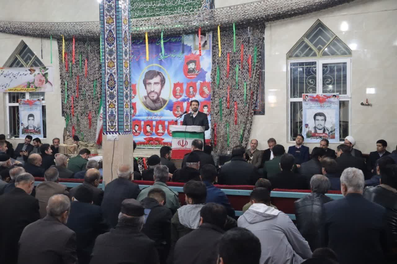 استاندار همدان در یادواره شهدای روستای دستجرد عنوان کرد: بسیج عمومی و اراده ملت، پایه‌گذار پیروزی در دفاع مقدس بود