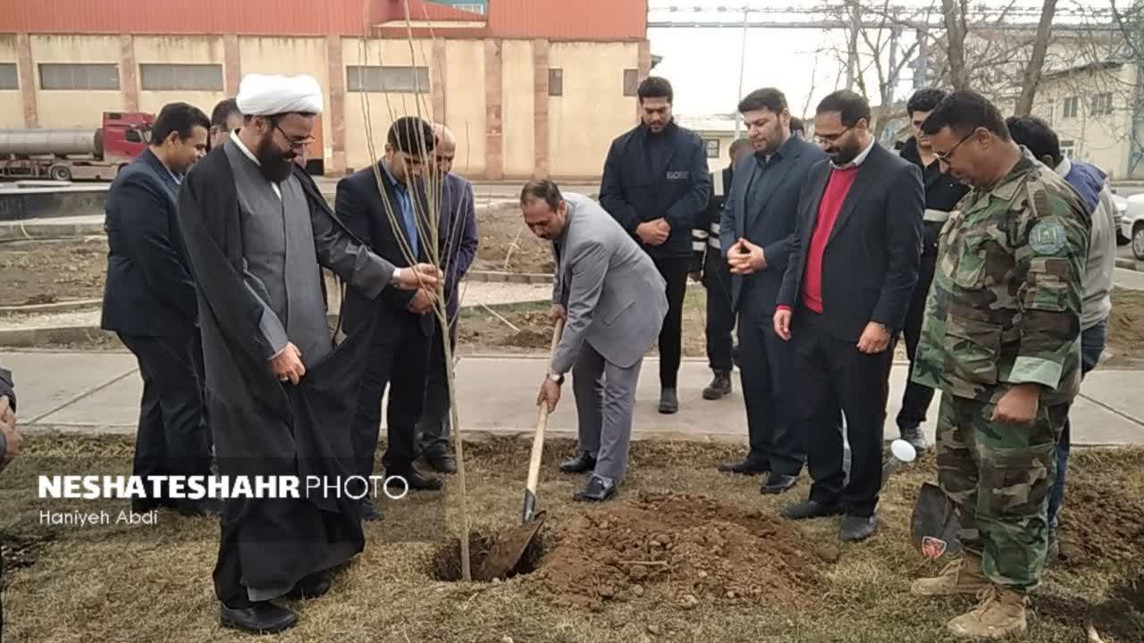 کاشت ۱۰۰ اصله نهال در کارخانه نشاسته الوند همدان به همت اداره منابع طبیعی شهرستان بهار