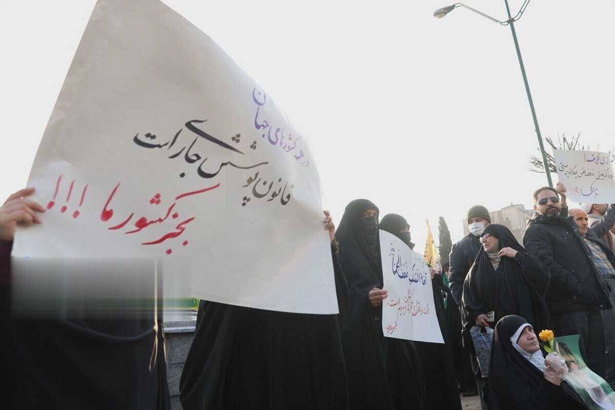 پلیس: تحصن در مقابل مجلس، با مصوبه شورای امنیت پایان پذیرفت / بنا به خواست برخی از متحصنین که از قم آمده بودند، تعدادی به مرقد امام انتقال داده شدند/ ادعای خانمی که می‌گوید مورد ضرب و شتم قرار گرفته، کاملا ساختگی است؛ او خودزنی کرد