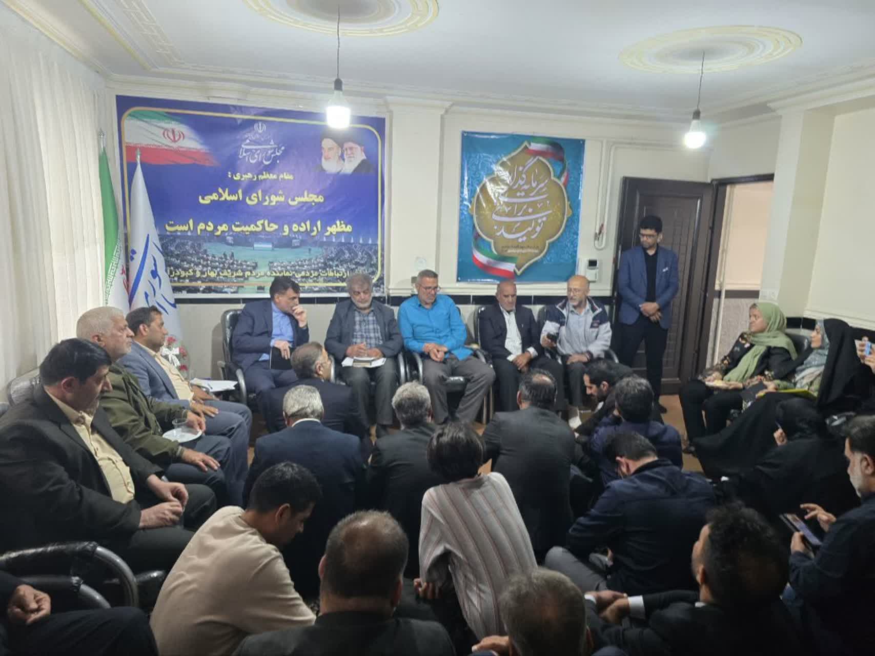 دیدار جمعی از فعالان و معتمدین شهرستان بهار با نماینده مردم بهار و کبودراهنگ/ دکتر توسلی: من موافق تفکیک حوزه انتخابیه هستم و برای تحقق آن پیگیرم
