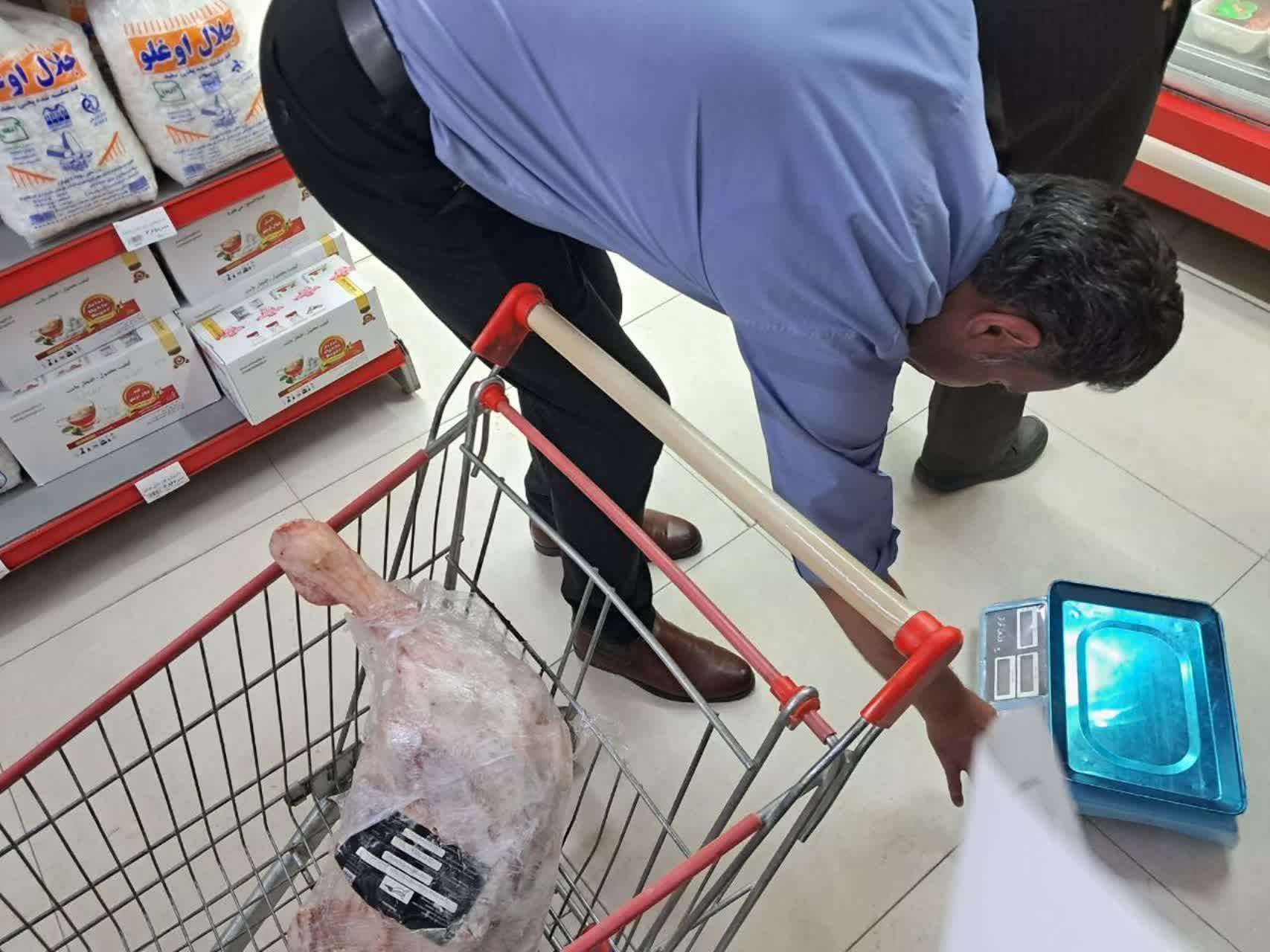 کشف ۱۰۰ کیلوگرم گوشت فاسد در فروشگاه زنجیره‌ای بهار