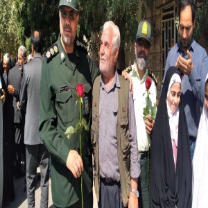 تقدیم شاخه گل به نیروهای نظامی و انتظامی از طرف مردم بهار برای ابراز حمایت و محبت