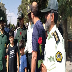 تقدیم شاخه گل به نیروهای نظامی و انتظامی از طرف مردم بهار برای ابراز حمایت و محبت