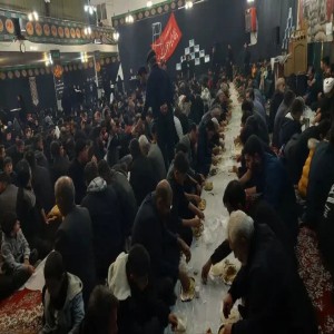 توزیع اطعام فاطمی در بین مردم عزادار شرکت کننده در مراسم هشتمین یادواره شهدای شهر صالح آباد و شهدای گمنام بخش صالح آباد