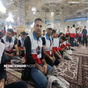 خدمات رسانی اعضای جوانان جمعیت هلال‌احمر استان همدان در رویداد «قدم به قدم در مسیر بهشت» به زائران امام رضا(ع)