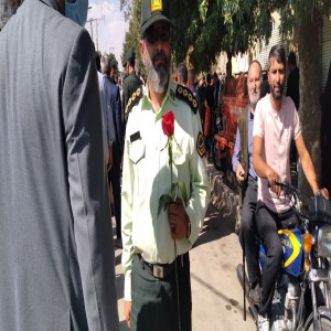تقدیم شاخه گل به نیروهای نظامی و انتظامی از طرف مردم بهار برای ابراز حمایت و محبت