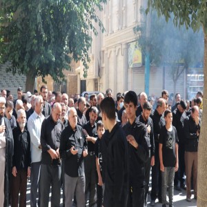 پیاده روی جاماندگان اربعین در شهر بهار