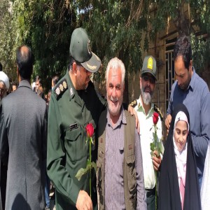 تقدیم شاخه گل به نیروهای نظامی و انتظامی از طرف مردم بهار برای ابراز حمایت و محبت
