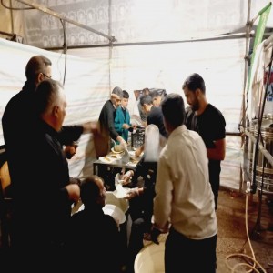 گزارش تصویری از حال و هوای خادمی در موکب آيت الله بهاری(ره) مستقر در ورودی شهر بهار
