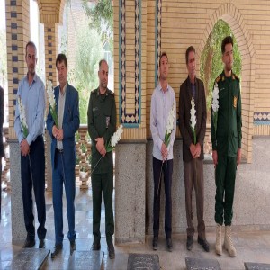گلزار مطهر شهدای هشت سال دفاع مقدس شهر لالجین به مناسبت گرامیداشت هفته دفاع مقدس غبارروبی، عطر افشانی و گلباران شد