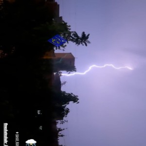 جلوه هایی از آسمان خشمگین بهار در شب گذشته