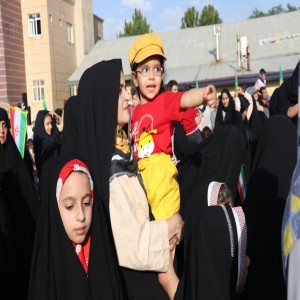 تصاویری از اجرای سرود سلام فرمانده در بهار