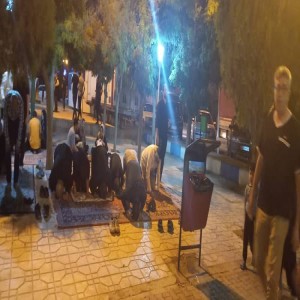 تصاویری از ایستگاه صلواتی آیت الله بهاری در ورودی بهار و ازدحام مسافرین و زائران