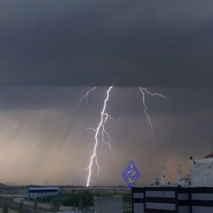جلوه هایی از آسمان خشمگین بهار در شب گذشته