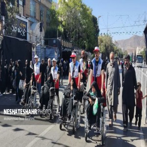 خدمات رسانی اعضای جوانان جمعیت هلال‌احمر استان همدان در رویداد «قدم به قدم در مسیر بهشت» به زائران امام رضا(ع)