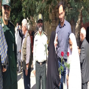 تقدیم شاخه گل به نیروهای نظامی و انتظامی از طرف مردم بهار برای ابراز حمایت و محبت