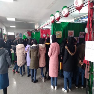 گزارش تصویری از بازدید مسئولین استانی و شهرستانی از نمایشگاه انقلاب در دبیرستان نمونه دولتی حجاب بهار